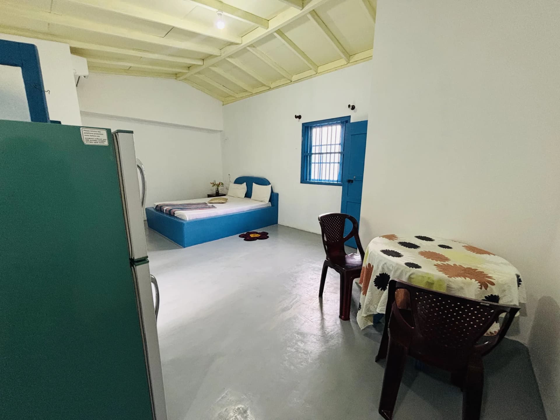 Room 2 private en-suite bath